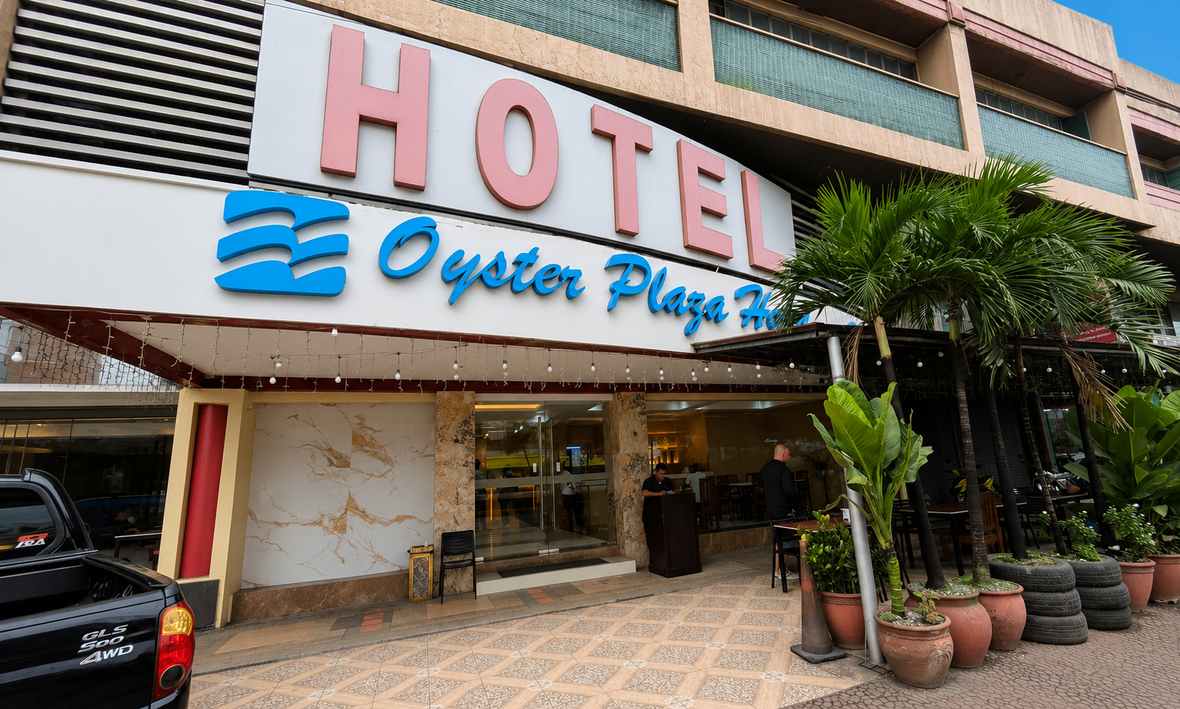 Oyster Plaza Hotel entrance and facade in Parañaque